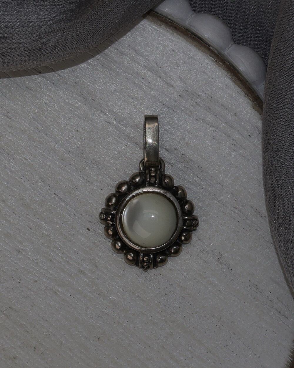 Vintage Sterling Silver White Cat Eyes Pendant 3.81G / 1in